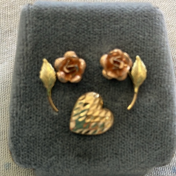 Rose gold studs from Mervins’s jewelry, genuine pearl dangling from JCPenney. - Picture 3 of 4